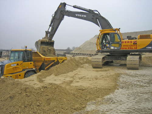 Koers Aannemingen B.V. laden dumper met zand