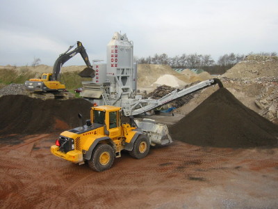 mobiel mengen van asfaltgranulaat met cement tot AGRAC door Koers Aannemingen
