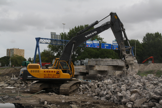 Koers Aannemingen bezig met het slopen van een brugdek nabij het Julianaplein in Groningen. Koers Aannemingen bezig met het slopen van een brugdek nabij het Julianaplein in Groningen.